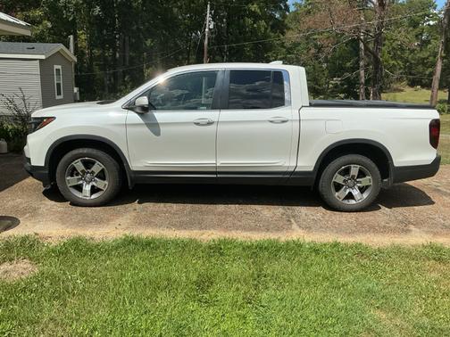 White 2024 Honda Ridgeline RTL