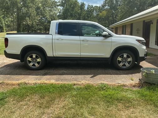 White 2024 Honda Ridgeline RTL