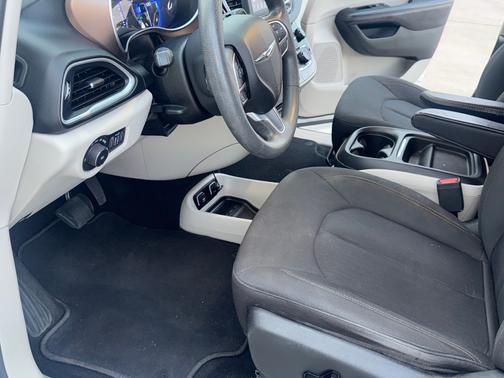 White 2018 Chrysler Pacifica Touring Plus