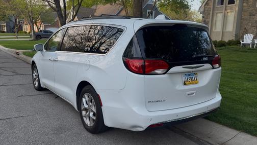 White 2018 Chrysler Pacifica Touring Plus