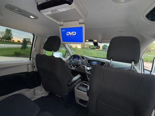 White 2018 Chrysler Pacifica Touring Plus