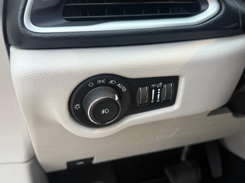 White 2018 Chrysler Pacifica Touring Plus