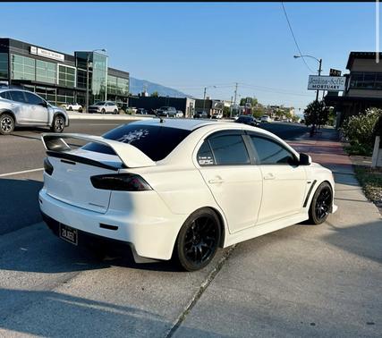 White 2010 Mitsubishi Lancer Evolution GSR