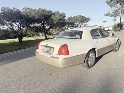 2004 Lincoln Town Car Base