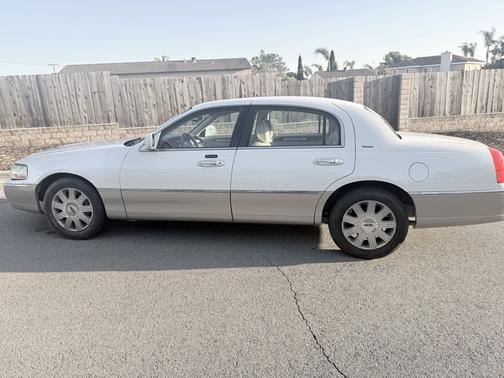 2004 Lincoln Town Car Base
