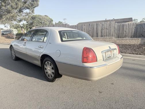 2004 Lincoln Town Car Base