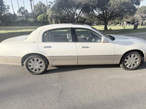 2004 Lincoln Town Car Base