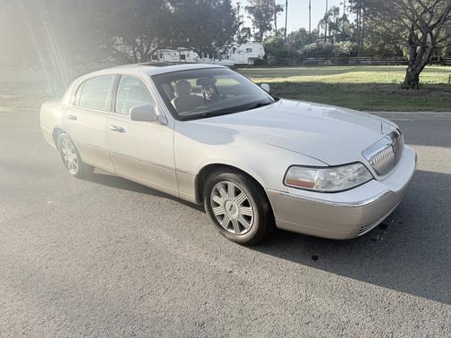2004 Lincoln Town Car Base