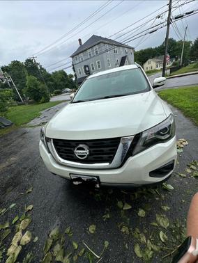 White 2018 Nissan Pathfinder SV