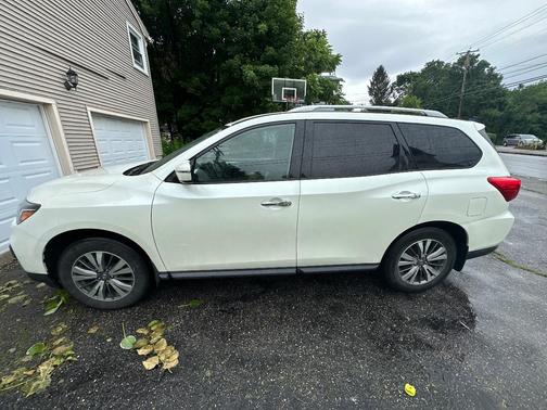 White 2018 Nissan Pathfinder SV