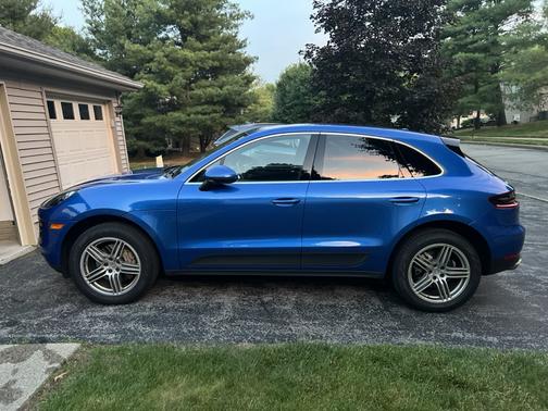 Blue 2017 Porsche Macan Macan S