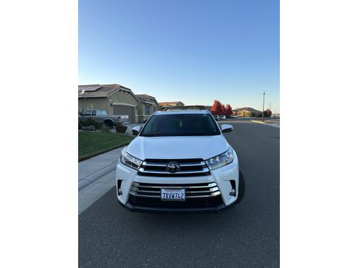 Photo 1 of 30 of 2017 Toyota Highlander Limited Platinum