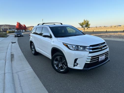 Photo 3 of 30 of 2017 Toyota Highlander Limited Platinum