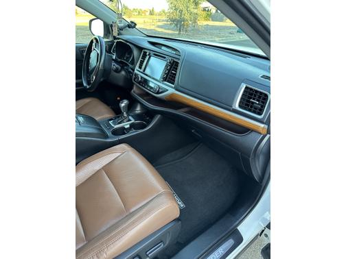 Photo 5 of 30 of 2017 Toyota Highlander Limited Platinum