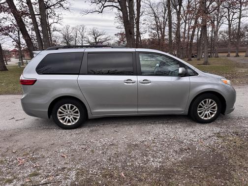 2016 Toyota Sienna XLE