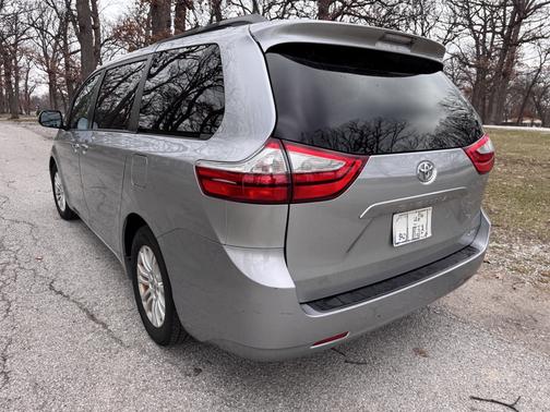 2016 Toyota Sienna XLE