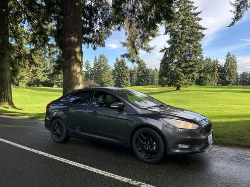 Gray 2016 Ford Focus SE