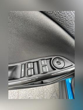 Photo 3 of 25 of 2017 Ford Focus Titanium