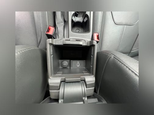 Photo 4 of 25 of 2017 Ford Focus Titanium