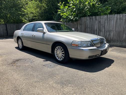 2004 Lincoln Town Car Base