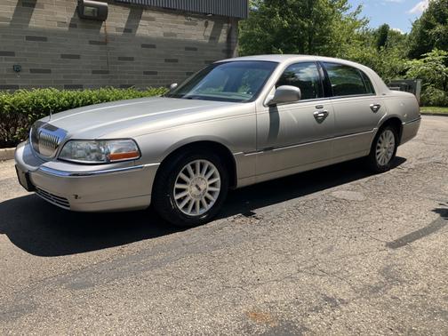 2004 Lincoln Town Car Base