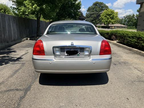 2004 Lincoln Town Car Base