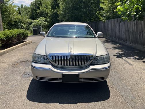 2004 Lincoln Town Car Base