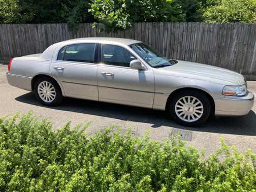 2004 Lincoln Town Car Base