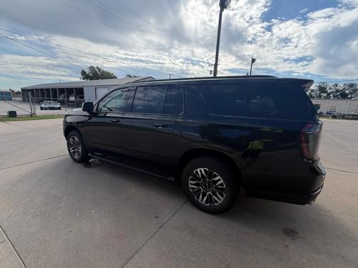 Black 2025 Chevrolet Suburban Z71