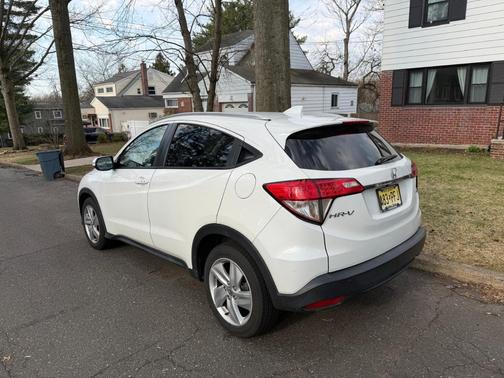 White 2019 Honda HR-V EX