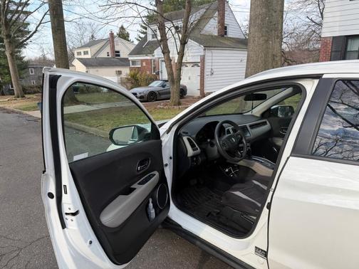 White 2019 Honda HR-V EX