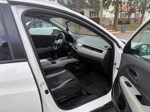 White 2019 Honda HR-V EX