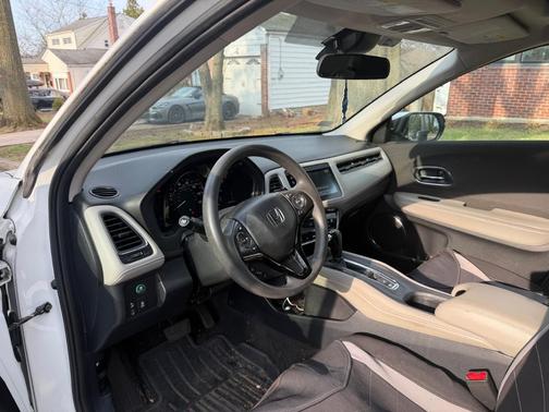 White 2019 Honda HR-V EX