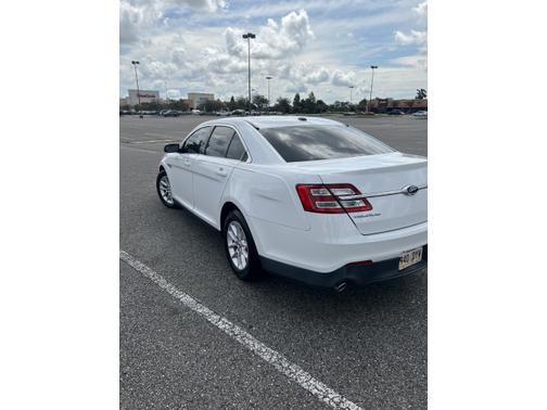 Photo 5 of 18 of 2015 Ford Taurus SE