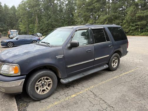 Blue 2000 Ford Expedition XLT