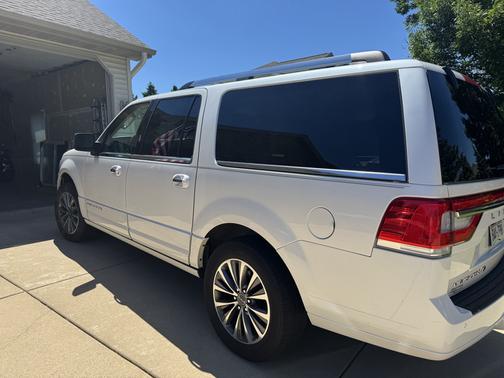 White 2016 Lincoln Navigator L Select