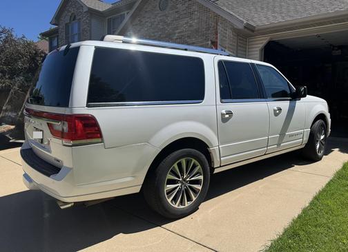 White 2016 Lincoln Navigator L Select