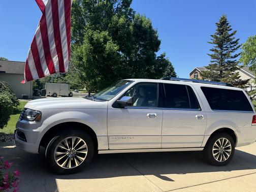 White 2016 Lincoln Navigator L Select