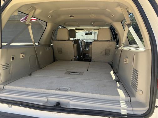 White 2016 Lincoln Navigator L Select
