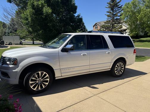 White 2016 Lincoln Navigator L Select