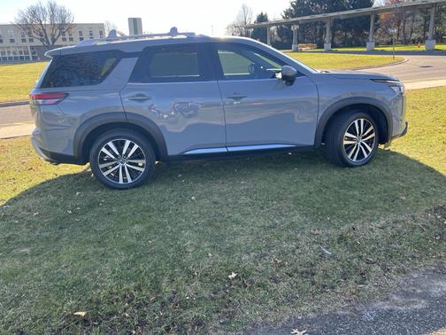 2023 Nissan Pathfinder Platinum