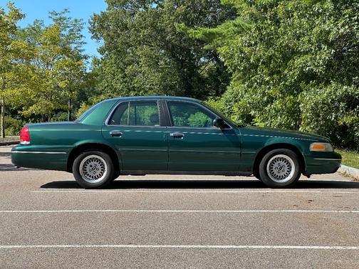 2000 Ford Crown Victoria LX