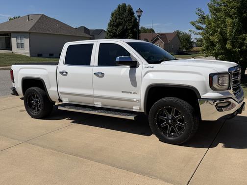 White 2018 GMC Sierra 1500 SLT