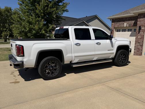 White 2018 GMC Sierra 1500 SLT