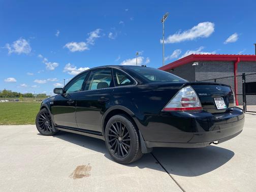Black 2008 Ford Taurus SEL