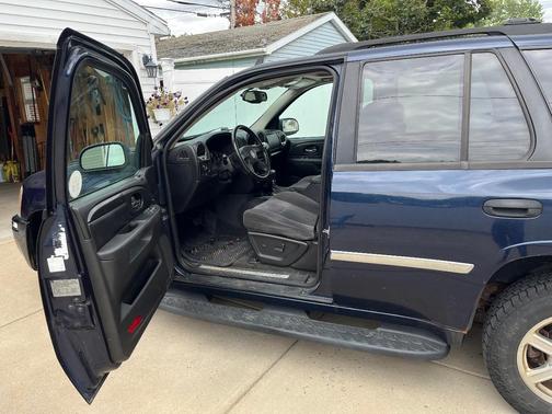 Blue 2008 GMC Envoy SLE