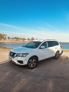 White 2019 Nissan Pathfinder SL