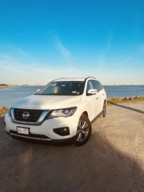 White 2019 Nissan Pathfinder SL