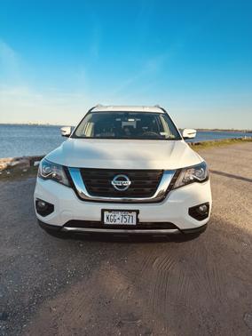 White 2019 Nissan Pathfinder SL