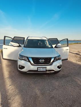 White 2019 Nissan Pathfinder SL
